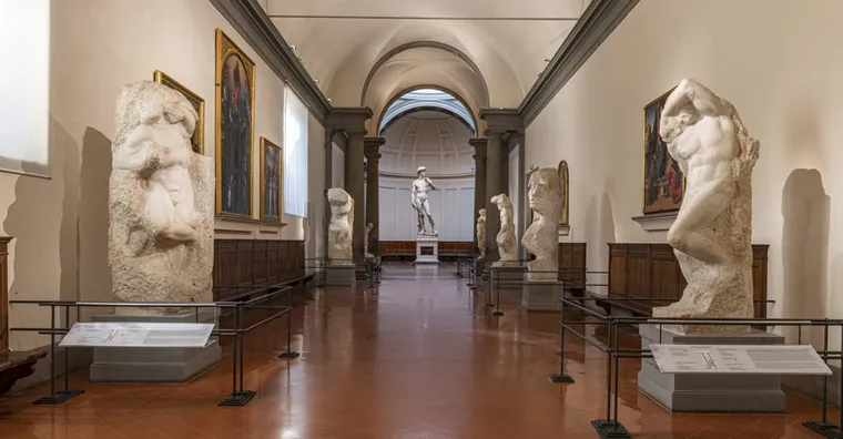 Galleria dei Prigioni con il David di Michelangelo sullo sfondo, Galleria dell'Accademia di Firenze