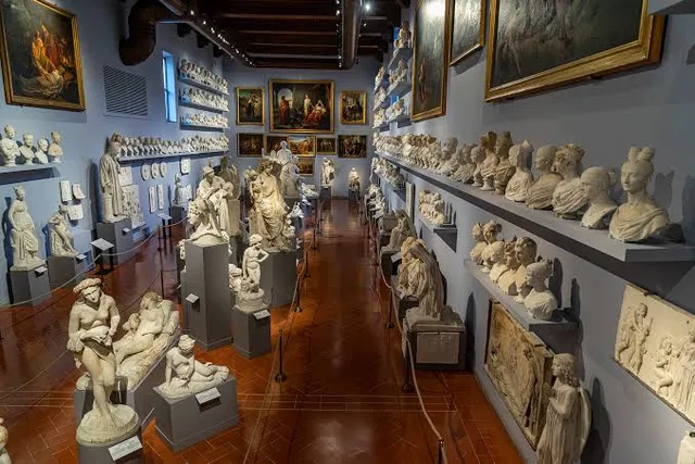 Busti in gesso di Lorenzo Bartolini nella Gipsoteca della Galleria dell'Accademia
