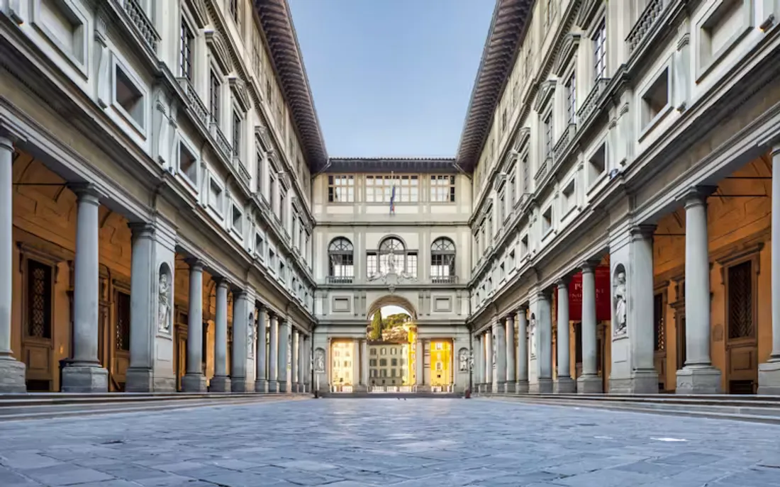 Gruppo in visita guidata tra le sculture della Galleria dell'Accademia di Firenze