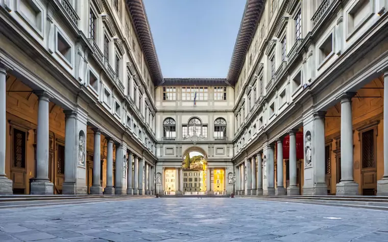 Gruppo con guida durante un tour nella Galleria dell'Accademia di Firenze